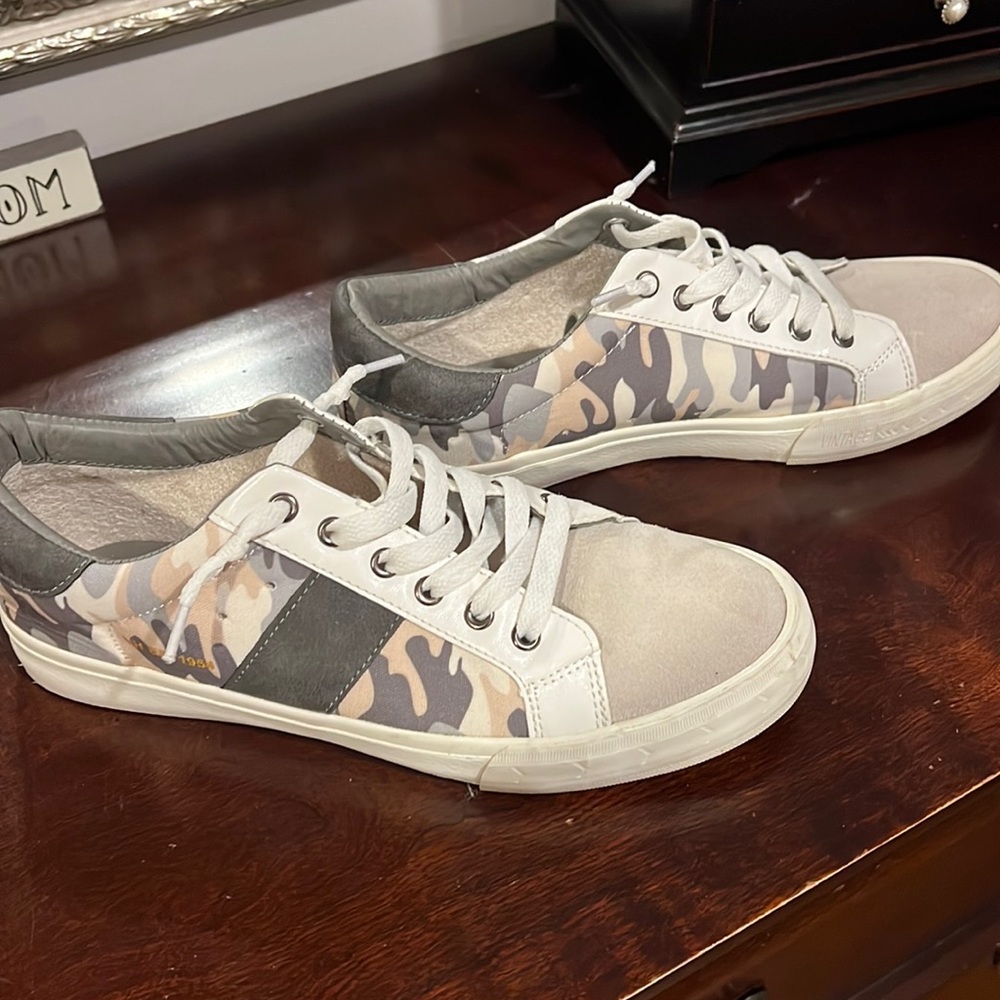 Vintage Havana sneakers 8.5